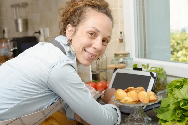 Ung kvinna med madeleine cookies — Stockfoto