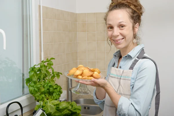 Jonge vrouw met madeleine cookies — Stockfoto