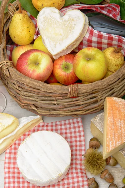 Camembert und Neufchatel Käse mit Äpfeln aus der Normandie — Stockfoto