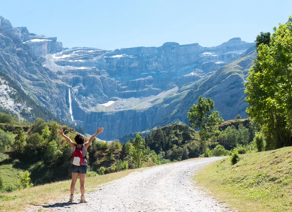 Woman hiker and cirque de Gavarnie — Stock Photo, Image