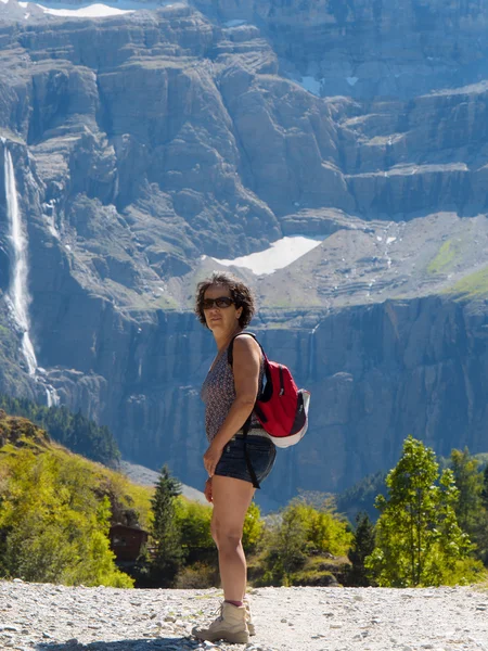 Femme randonneur et cirque de Gavarnie — Photo