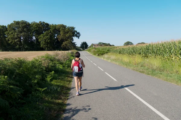 Kvinna hiker gå på vägen — Stockfoto