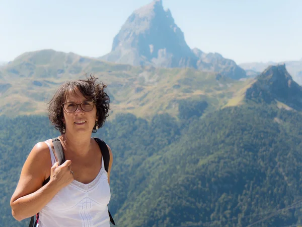Žena turista v horách — Stock fotografie