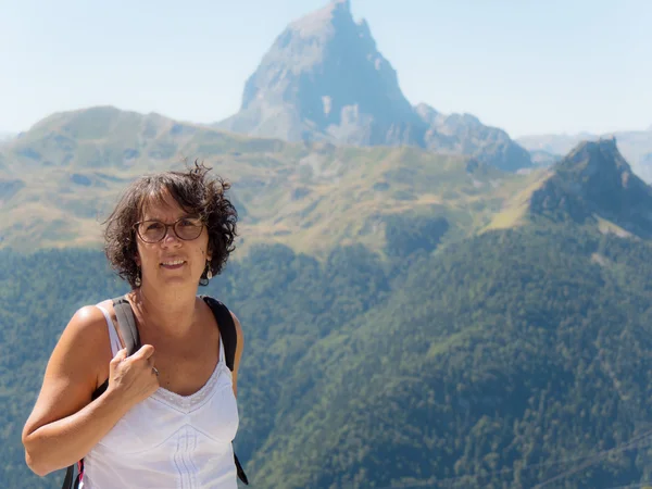 Donna Escursionista in montagna — Foto Stock