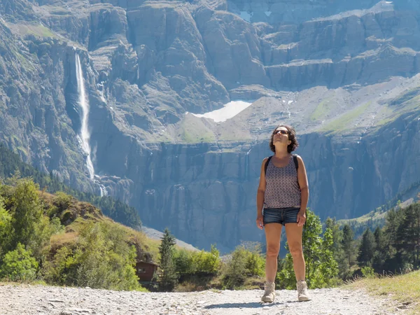 Kvinna hiker och cirque de Gavarnie — Stockfoto