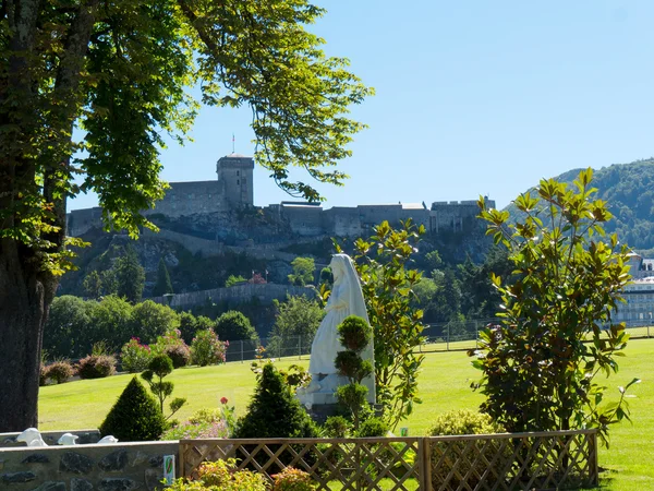 Vista sul castello di Lourdes nei Pirenei francesi — Foto Stock