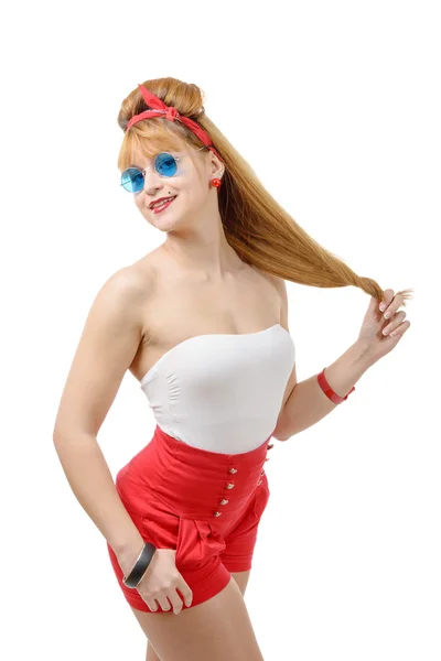 Mooi meisje pin-up in korte broek op witte achtergrond — Stockfoto