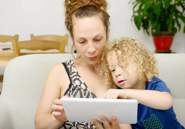 Child and her mom uses a  tablet — Stock Photo, Image