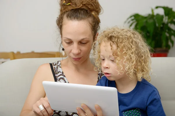 Dziecko i jej mama korzysta z tabletu — Zdjęcie stockowe