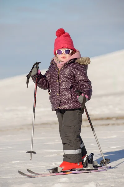 Glad liten flicka skidåkning slalom — Stockfoto
