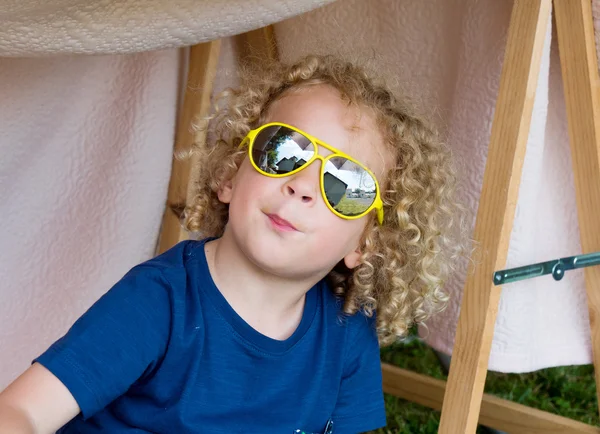 Niño rubio y gafas de sol amarillas —  Fotos de Stock