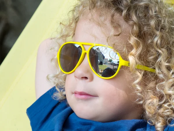 Μικρό ξανθό αγόρι και κίτρινα γυαλιά ηλίου — Φωτογραφία Αρχείου