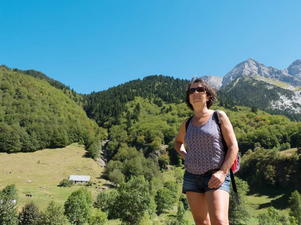 Žena turista v horách — Stock fotografie