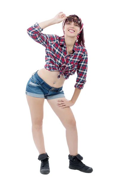 Mooie mooie jonge vrouw in geruite shirt en spijkerbroek shorts st — Stockfoto