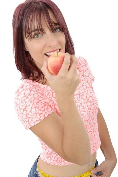 Jovem mulher comendo maçã, isolada em branco — Fotografia de Stock