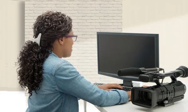 Jovem Africano americano mulher editor de vídeo — Fotografia de Stock