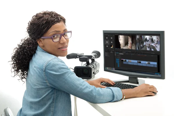 Jovem Africano americano mulher editor de vídeo — Fotografia de Stock