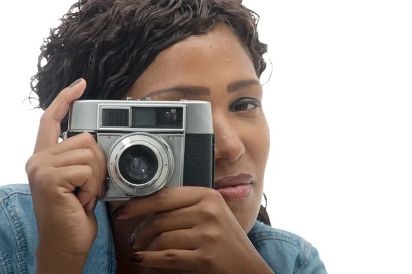 Красивая африканская женщина с камерой — стоковое фото