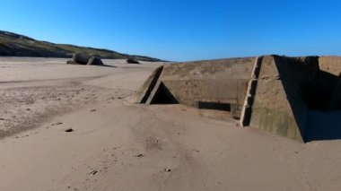 Fransa 'nın Normandiya sahilindeki Alman sığınağının kalıntıları.