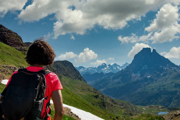 Vandring Kvinna Tittar Pic Midi Ossau Franska Pyrenéerna Bergen — Stockfoto