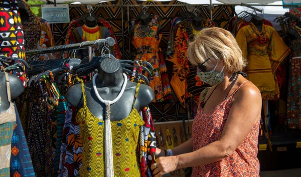 Een Vrouw Met Gezichtsmasker Winkelen Kleding — Stockfoto