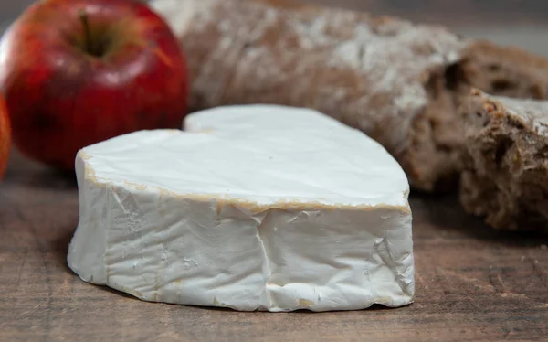 Ein Französisches Neufchatel Käseherz Auf Holzgrund — Stockfoto