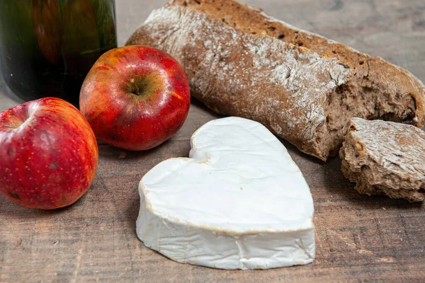 프랑스의 치즈는 나무로 모양을 만들었다 — 스톡 사진