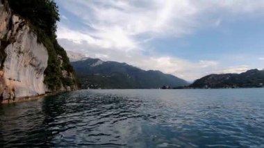 Annecy göl manzarası ve dağlar