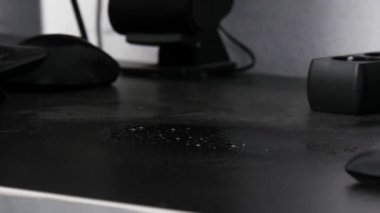 Evdeki el temizleme masasını kapat.