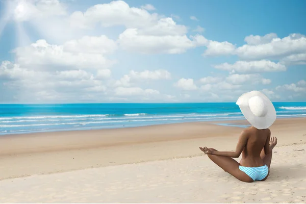 Rückansicht Einer Jungen Frau Die Strand Lotus Yoga Praktiziert Darstellung — Stockfoto