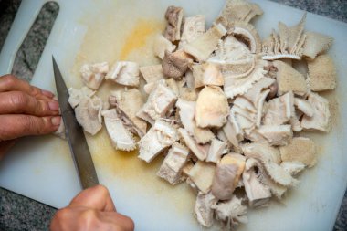 Bir la mode de Caen işkembe hazırlama yakın plan