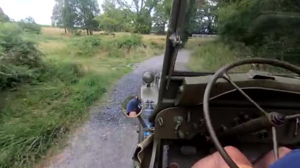 Jonge Man Rijden Een Antieke Militaire Auto Onverharde Weg — Stockvideo