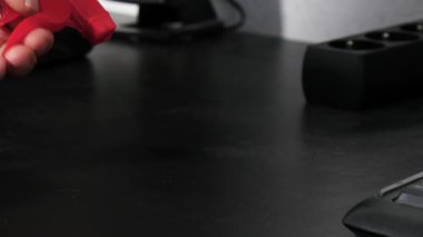 Evdeki el temizleme masası.