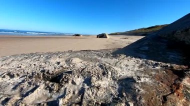 Fransa 'nın Normandiya sahilindeki Alman sığınağının kalıntıları.