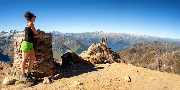 Ung Kvinna Och Pic Midi Bigorre Frankrike — Stockfoto