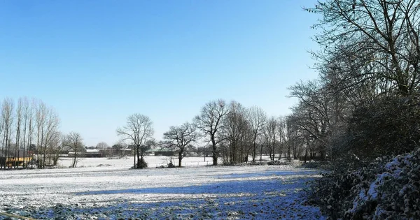 冬はフランスの田舎で雪と共に — ストック写真