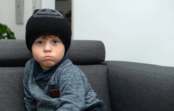 Retrato Uma Criança Pequena Com Chapéu Inverno — Fotografia de Stock