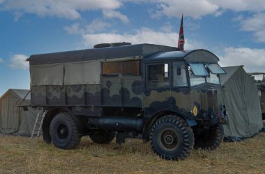 Eski bir askeri kamyonet manzarası