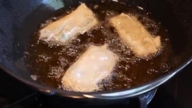 Tavada kızarmış börek.