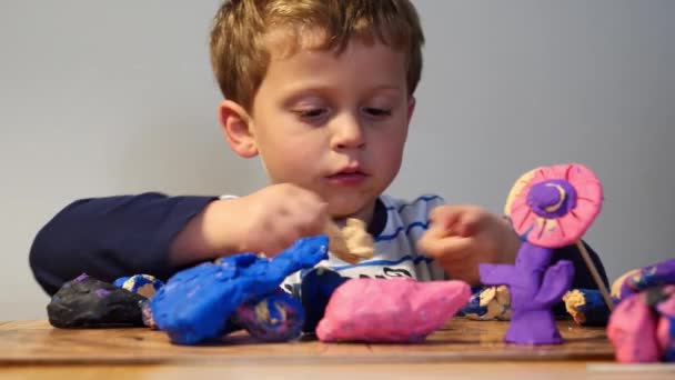 Bedårande Barn Leker Med Plasticine — Stockvideo