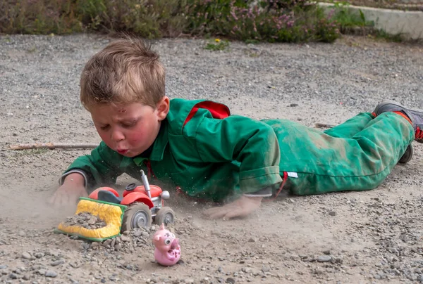 トラクター トイで遊ぶ汚い子供は — ストック写真