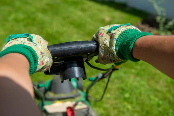 Female Hands Girl Using Lawn Mower — Stock Photo, Image