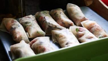 Yumurta dolması hazırlığı. 