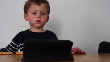 Akıllı telefon izleyen üç yaşında bir çocuk.