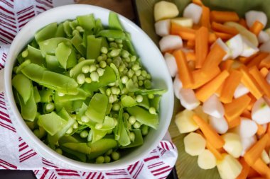 Beyaz kasede taze taze taze taze bezelye