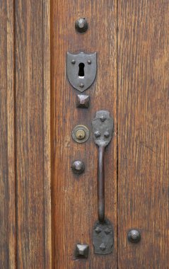 Fransız köyünde eski bir kapının kapatılması.