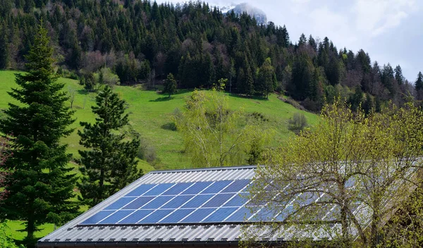 Panele Słoneczne Dachu Schroniska Górskiego Alpy — Zdjęcie stockowe