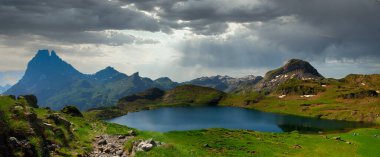 Fransız Pirenesi dağlarında Pic du Midi Ossau ve Ayous Gölü.