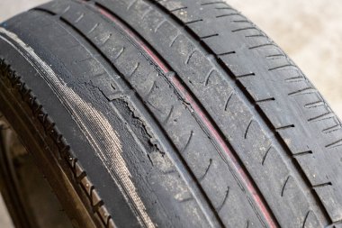 çok kullanılmış bir lastik manzarası