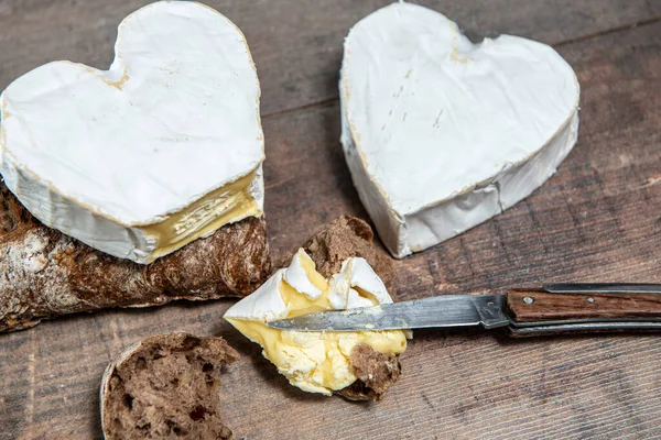 Französisch Neufchatel Käseherz Auf Dem Hölzernen Hintergrund — Stockfoto